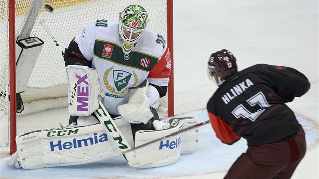 Sparan Jaroslav Hlinka v anci ped brankem Larsem Haugenem z Frjestadu bhem utkn hokejov Ligy mistr.