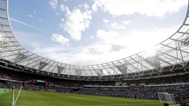 NOV DOMOV. Fotbalist West Hamu hrli poprv v lize na londnskm olympijskm stadionu, kam se ped sezonou pesthovali.