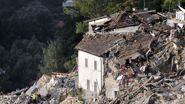 Zemětřesení poničilo také velkou část města Pescara del Tronto (24. srpna 2016)