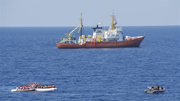 Plavidlo Aquarius patroluje ve Středozemním moři a zachraňuje uprchlíky.