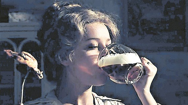Magda Vášáryová si ve filmu vychutnala pivo na ex.