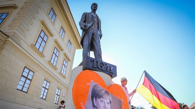 Akce na Hradčanském náměstí je z větší části tvořena příznivci německé kancléřky (25. srpna 2016).