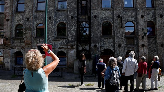 Turist ve tvrti Molenbeek bhem komentovan prochzky (13. srpna 2016)