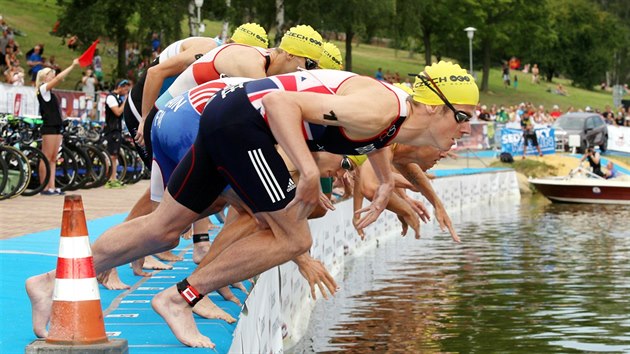 Jonathan Brownlee na trati karlovarskho triatlonu