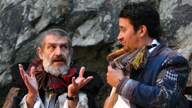 Součástí divadelní přehlídky jsou také Dva páni z Verony, které soubor uvedl v premiéře na hradě Střekov.