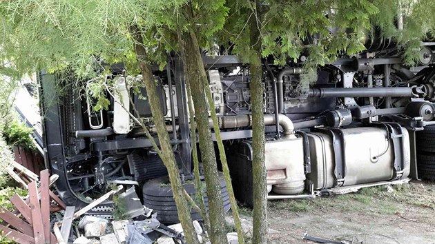 Pevrcen kamion v obci Bukovka na Pelousku.
