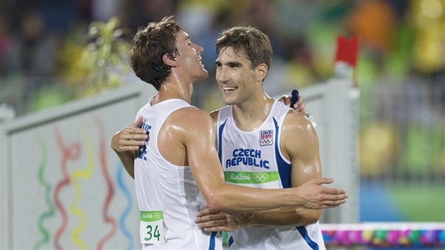 Moderní pětibojař David Svoboda (čelem) se v cíli olympijského závodu objímá s českým kolegou Janem Kufem (20. srpna 2016)