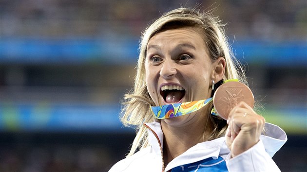 S MEDAIL. Barbora potkov po slavnostnm ceremonilu neskrv svoji radost.