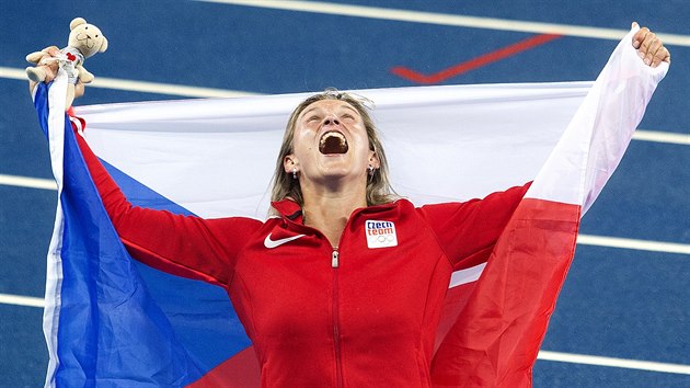 DAL KOV Z OLYMPIDY. Barbora potkov oslavuje svoji bronzovou medaili.