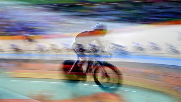 Britsk drhov cyklista Mark Cavendish vybojoval v zvodu omnium stbrnou olympijskou medaili. Snmek byl vyfotografovn pomoc dvojnsobn expozice.