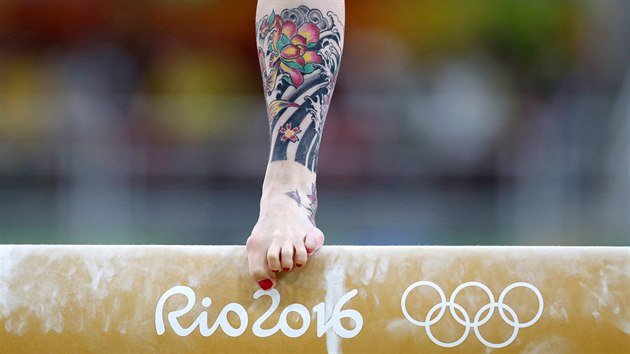 Detail nohy novozlandsk gymnastky Courtney McGregorov pi cvien na kladin.