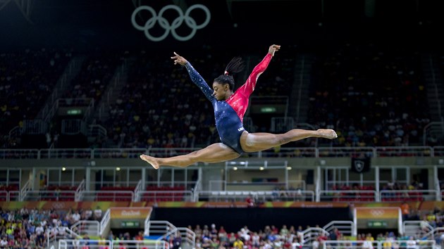 PT MEDAIL. Americk gymnastka Simona Bilesov zskala v Riu tyi zlat a jednu bronzovou medaili.