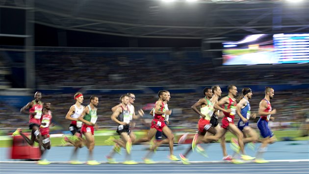 Jakub Holua v ele semifinlovho olympijskho zvodu na 1500 metr.