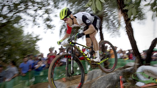 vcarsk cyklista Nino Schurter v olympijskm zvodu horskch kol v brazilskm Riu. (21. srpna 2016)