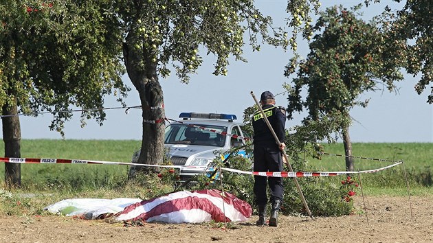 U Rybnho na Jihlavsku se zabil paraglidista (28. srpna 2016).