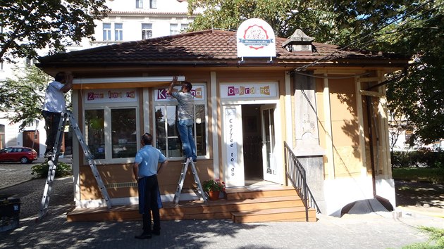 Nevyužívané záchody na náměstí Bratří Synků se změnily na zmrzlinárnu a cukrárnu.