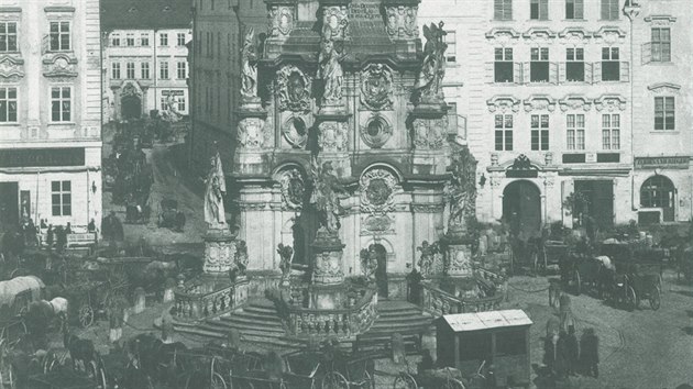 Uniktn fotografie sloupu Nejsvtj Trojice pi pohledu z jihu z roku 1860. Autorem snmku je Hermann Haubenreisser. Jde o jednu z nejstarch fotografi Olomouce.