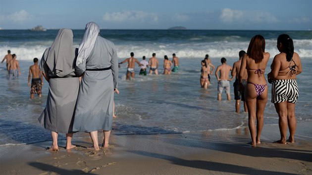 Polské řádové sestry na brazilské pláži Copacabana.