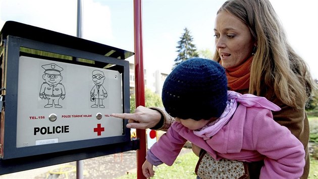 Speciální hlásiče na dětských hřištích, které dokážou v případě nouze přivolat policii či záchranku fungují už skoro pět let v Havlíčkově Brodě.