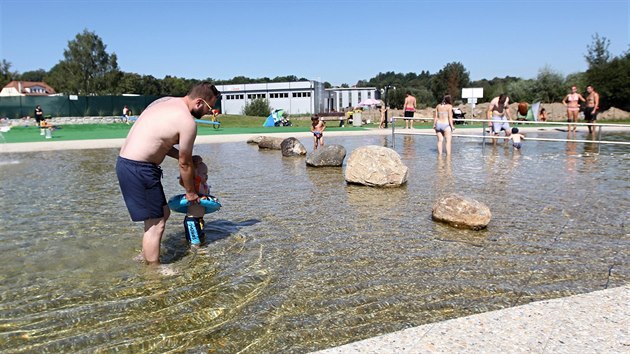 Nové přírodní koupaliště Malvíny v Třešti. Nejčastějšími návštěvníky areálu jsou rodiny s malými dětmi.