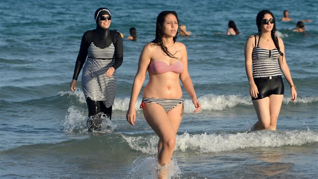 Burkiny (na snímku je nosí dívka vlevo) budí na francouzských plážích emoce.