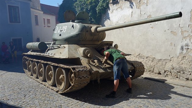 Tank T-34 je pipraven na vjezd do zbru.