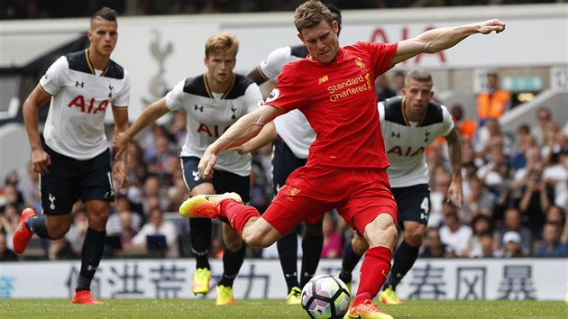 PROMNN PENALTA. James Milner posl Liverpool na hiti Tottenhamu do veden z penalty.