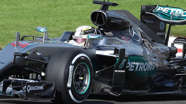 Lewis Hamilton v prbhu trninku ped Velkou cenu Belgie. Do hlavnho zvodu vyraz z poslednho msta, na jeho konto pibyly dal penalizace za uit novch komponent motoru.