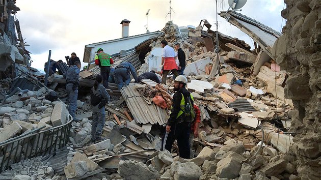 Lid prohledvaj trosky budov ve mst Amatrice.