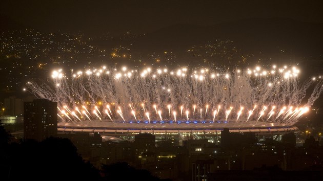 Zvren ceremonil na olympid v Riu de Janeiru zahjil ohostroj.