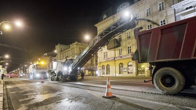 Silnii opravovali Klatovskou tdu v Plzni v noci na pondl. (22. srpna 2016)