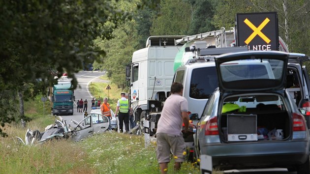 Pi stetu osobnho vozu a cisterny u Stodu na Plzesku zahynul jeden lovk. (24. srpna 2016)