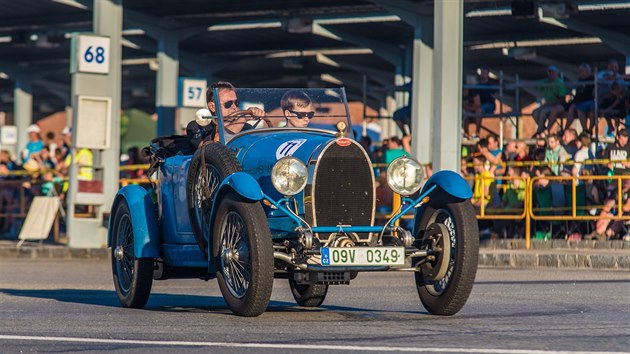 Slavné Bugatti na trati městské supererzety.