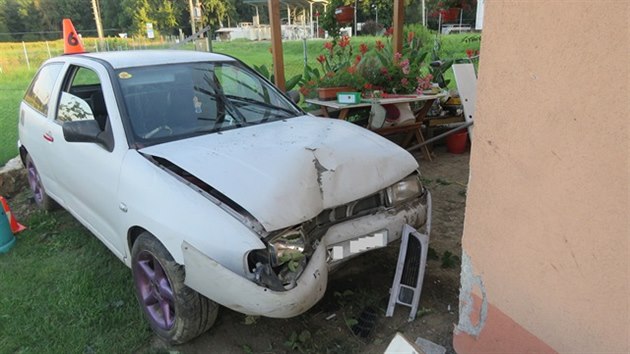 Auto sv nekontrolovateln putovn zakonilo nrazem do domu.