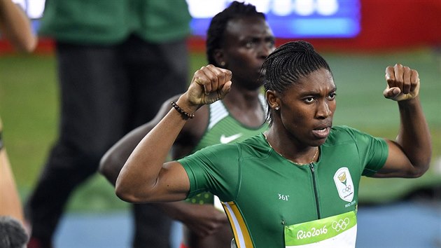 Favorizovaná jihoafrická běžkyně Caster Semenyaová ovládla v Riu závod na 800 m v nejlepším letošním čase 1:55,28 a získala první olympijské zlato.