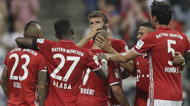 Fotbalist Bayernu Mnichov oslavuj gl Francka Ribryho v zpase s Brmami.