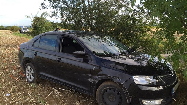 V pondl rno policie zasahovala u nehody auta nedaleko obce Zlonice na Mlnicku, mu si pravdpodobn pesedl z msta idie na sedadlo spolujezdce, aby zmtl policisty (22.8.2016)