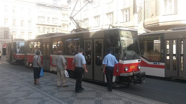 Tramvajov lince . 9 pestaly na zastvce fungovat dvee a cestujc se nemou dostat ven (25.8.2016)