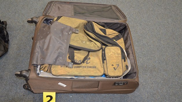 Minul tden celnci na letiti Vclava Havla odhalili paerka drog z Indie, kter v kufru s dvojitm dnem pevel 6,7 kilo haie (29.8.2016)