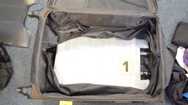 Minul tden celnci na letiti Vclava Havla odhalili paerka drog z Indie, kter v kufru s dvojitm dnem pevel 6,7 kilo haie (29.8.2016)