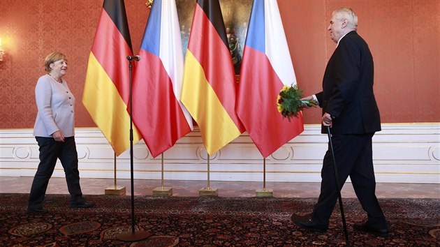 Angela Merkelov pi praskm setkn s Miloem Zemanem (25. srpna 2016).