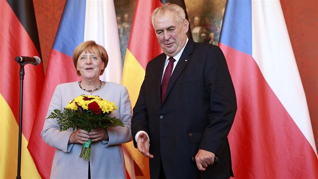 Angela Merkelov pi praskm setkn s Miloem Zemanem (25. srpna 2016).