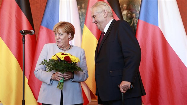 Angela Merkelová při pražském setkání s Milošem Zemanem (25. srpna 2016).