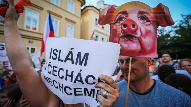 Demonstranti proti Merkelov se seli i u Lichtentejnskho palce (25. srpna 2016).