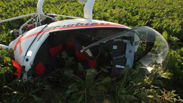 Pilot ultralehkého vrtulníku musel na Olomoucku nouzově přistát, při dosednutí se ale stroj převrátil na bok. Muž se při nehodě zranil.