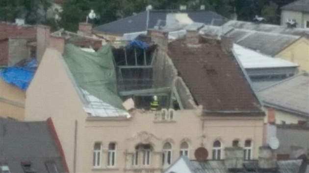 V centru Olomouce se na chodník zřítil kus zdi domu, část zdi a střechy se sesunula do vnitřní části budovy (pohled z jednoho z okolních domů).