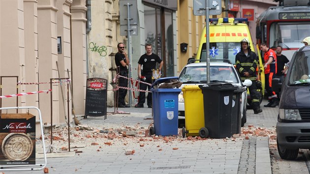 V olomouck ulici v centru msta se na chodnk ztil kus zdi domu.