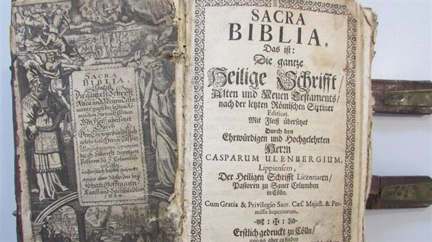 Pohled na úvodní stranu bible ze 17. století, kterou našli policisté u zloděje. Majitele ale zatím marně hledají, nikdo totiž její ztrátu nenahlásil.