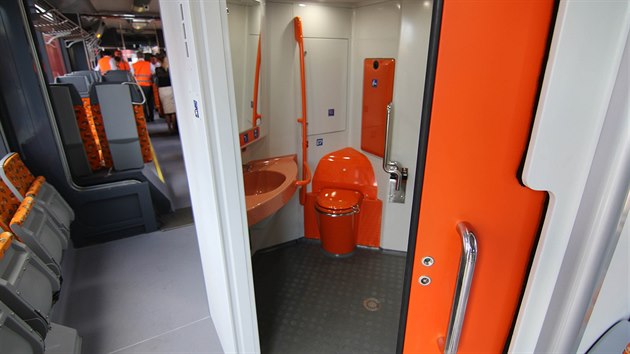 V jednotkách RegioSprinter dosud nebyly toalety, po modernizaci už jsou. Přístup je plně bezbariérový.