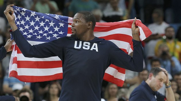 Americk basketbalista Kevin Durant slav olympijsk zlato z Ria. V pozad...